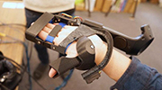 日本厂商推出外骨骼VR手套 佩戴可感受真实触觉
